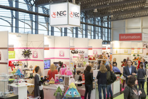 Im NEC stellen sich die neuen Aussteller vor. (In NEC the new exhibitors introduce themselves.)