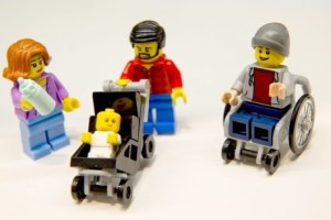 z19559862AA,Ludzik-Lego-na-wozku-inwalidzkim-bedzie-dostepny-w