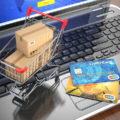 Raport: 80 proc. internautów nie wyobraża sobie, by kupować tylko online