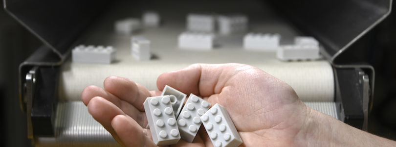 Grupa LEGO prezentuje pierwszy prototypowy  klocek LEGO® wykonany z plastiku z recyklingu