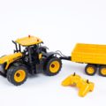 Zdalnie sterowany traktor JCB z przyczepą