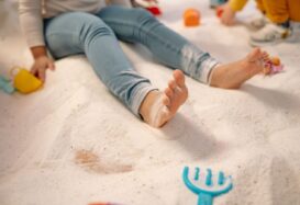 Letnie eksperymenty z Little Tikes: Jak zamienić wodę, piasek i słońce w edukacyjną zabawę?