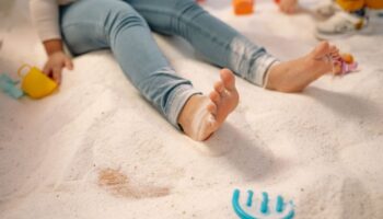 Letnie eksperymenty z Little Tikes: Jak zamienić wodę, piasek i słońce w edukacyjną zabawę?