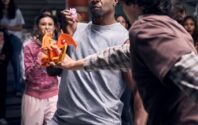 Terry Crews i Finn Wolfhard stają do pojedynku jako Trenerzy LEGO® Pokémon™ z okazji oficjalnej premiery zestawów LEGO® Pokémon™ SMART Play™