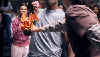 Terry Crews i Finn Wolfhard stają do pojedynku jako Trenerzy LEGO® Pokémon™ z okazji oficjalnej premiery zestawów LEGO® Pokémon™ SMART Play™