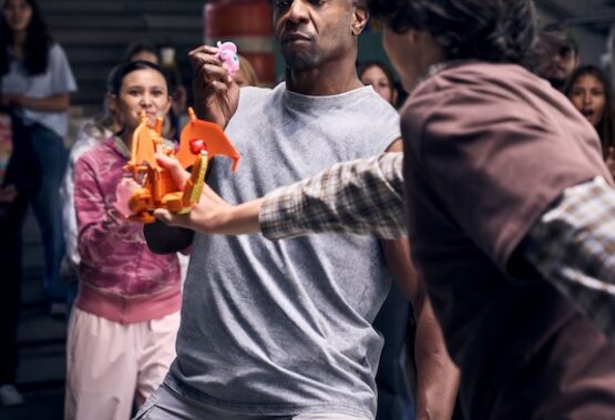 Terry Crews i Finn Wolfhard stają do pojedynku jako Trenerzy LEGO® Pokémon™ z okazji oficjalnej premiery zestawów LEGO® Pokémon™ SMART Play™